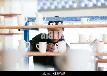 Londres, Royaume-Uni. 28 sep, 2017. bridgette chan avec cast pichets. une usine de céramique qui permettra à la population de moule ou cruches théières en fonte, et les fleurs s'ouvre à la Tate modern aujourd'hui, 28 septembre 2017. artiste clare twomey, d'installation de l'usine : le vu et l'invisible, lance la deuxième année d'échange qui, au Tate 2017 et 2018, portera sur le thème de la production. crédit : dinendra haria/Alamy live news Banque D'Images