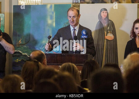 Londres, Royaume-Uni. 28 Septembre, 2017. Konooz Fine Art Auction & Exposition à l'hôtel Lanesborough. Le WGSF, la croissance des Femmes & succès Foundation, a tenu sa quatrième Exposition et vente aux enchères de beaux-arts à l'hôtel Lanesborough, Hyde Park Corner, London, sous la curatelle de son fondateur, Zainab al Farhan Al Imam avec l'aide de Bonhams, l'Inter. Craft Gallery de Sharjah, Émirats arabes unis et Konooz Fine Art Auction. Ihsan Al-Khateeb de Inter. Craft Gallery présente et décrit un grand nombre de pièces. © Peter Hogan/Alamy Live News Banque D'Images