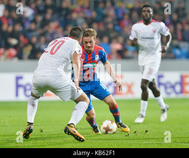 Pilsen, République tchèque. 28 sep, 2017. l-r loai taha (Beer Sheva) et Jan kopic (plzen) en action lors de la 2e tour groupe g ligue européenne match de foot viktoria plzen vs hapoel Beer Sheva à Pilsen, République tchèque, le 28 septembre 2017. crédit : miroslav chaloupka/ctk photo/Alamy live news Banque D'Images