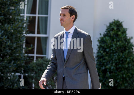 Conseiller à la sécurité intérieure Tom bossert promenades pour un podium à l'extérieur de l'aile ouest de la maison blanche où il va parler avec les médias au sujet de l'impact de l'ouragan maria sur Porto Rico à Washington, DC le Jeudi, Septembre 28, 2017. crédit : alex edelman/cnp - aucun fil service - photo : alex edelman/consolidé/dpa Banque D'Images