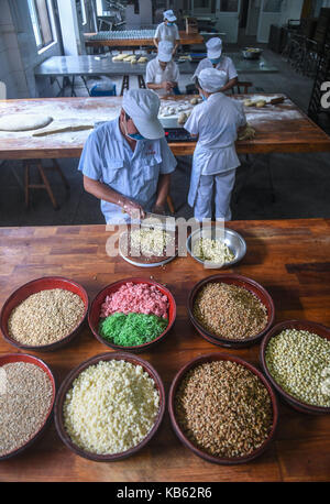 (170929) -- hangzhou, sept. 29, 2017 (Xinhua) -- les boulangers font des gâteaux de lune à une boulangerie à l'ancienne ville tangqi à Hangzhou, capitale de la province de Zhejiang en Chine de l'Est, sept. 29, 2017. gâteau de lune est dessert traditionnel du peuple chinois au cours de la mi-automne, festival qui tombe le 15e jour du 8ème mois le calendrier lunaire chinois, ou oct. 4 cette année. (Xinhua/Xu yu) (wyl) Banque D'Images