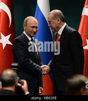 Ankara. 28 sep, 2017. président turc, Recep Tayyip Erdogan (r), serre la main avec les visites du président russe Vladimir Poutine après une conférence de presse conjointe à Ankara sept. 28, 2017. crédit : Mustafa Kaya/Xinhua/Alamy live news Banque D'Images