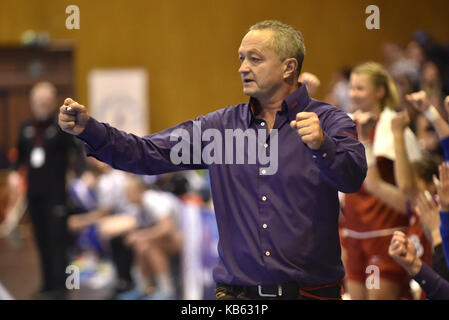 Zlin, République tchèque. 27 sep, 2017. entraîneur en chef de l'équipe nationale tchèque Jan basny gestes pendant le championnat d'Europe de handball 2018 match de qualification La république tchèque contre l'Islande à Zlin, République tchèque, le 27 septembre 2017. crédit : dalibor gluck/ctk photo/Alamy live news Banque D'Images