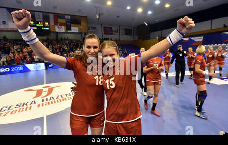 Zlin, République tchèque. 27 sep, 2017. l-r iveta luzumova et Michaela hrbkova (République tchèque) profiter de gagner après les championnats d'Europe de handball 2018 le match de qualification La république tchèque contre l'Islande à Zlin, République tchèque, le 27 septembre 2017. crédit : dalibor gluck/ctk photo/Alamy live news Banque D'Images