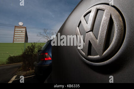 Wolfsburg, Allemagne. 16 février, 2017. Fichier - un parcours avec un gros logo de Volkswagen sur les parcs de stationnement de l'employé à l'entreprise de Volkswagen à Wolfsburg, Allemagne, 16 février 2017. crédit : Julian stratenschulte/dpa/Alamy live news Banque D'Images