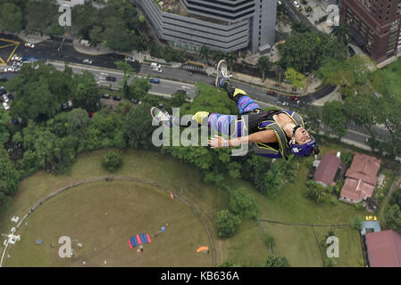 Kuala Lumpur, Malaisie. 29 sep, 2017. base jumpers de la géant de 300-mètres de haut pont ouvert à tour de Kuala Lumpur au cours de la tour de Kuala lumpur jump 2017 le vendredi 29 septembre, à Kuala Lumpur, Malaisie. 120 cavaliers de base professionnelle de 24 pays.L'événement se event du 30 septembre au 2 octobre. crédit : zuma Press, Inc./Alamy live news Banque D'Images