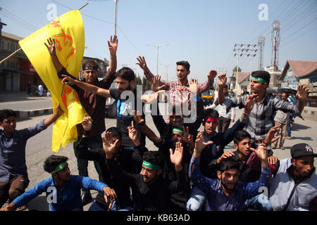 Srinagar, au Cachemire. 29 septembre, 2017. kashmiri musulman chiite en deuil crier des slogans, lors d'une procession chiite qui a eu lieu avant l'Achoura le huitième jour de Muharram . ashura est l'un des festivals les plus importants pour les chiites, et tombe sur le 10e jour de Mouharram, qui est la période de deuil pour le septième siècle meurtre de l'imam Hussein, le petit-fils du prophète Muhammad . Crédit : Sofi suhail/Alamy live news Banque D'Images