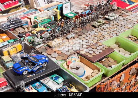 Lviv, Ukraine - le 10 juillet 2015 : diverses choses vintage en vente sur un marché aux puces. Banque D'Images