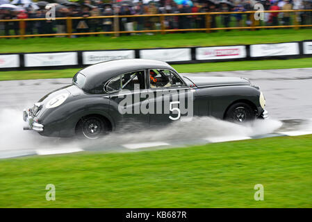 Jaguar MkVII de 1955 appartenant à Derek Hood pilotée par Nicolas Minassian en course dans le Trophée St Mary à Goodwood Revival 2017 Banque D'Images