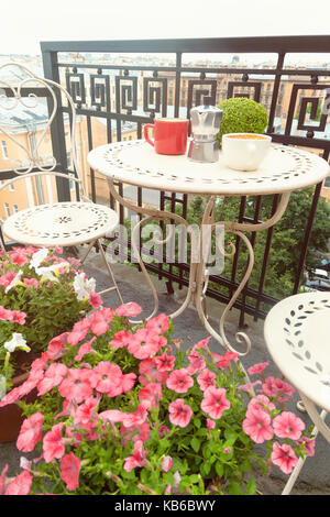 Les tasses de café sur la table sur balcon romantique Banque D'Images