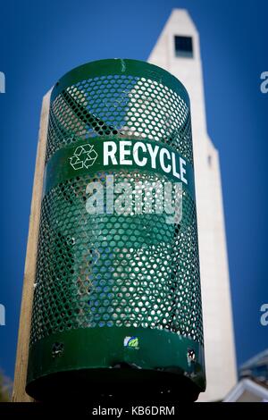 Bac de recyclage à l'Embarcadero marina park à San Diego, en mai 2017. Dans le monde d'utilisation | Banque D'Images