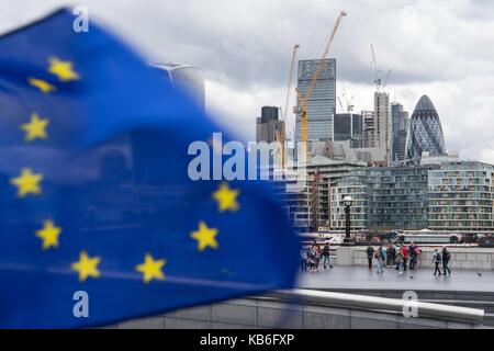 Angleterre : drapeau de l'UE en face de City of london skyline. photo du 05. mai 2017. Dans le monde d'utilisation | Banque D'Images