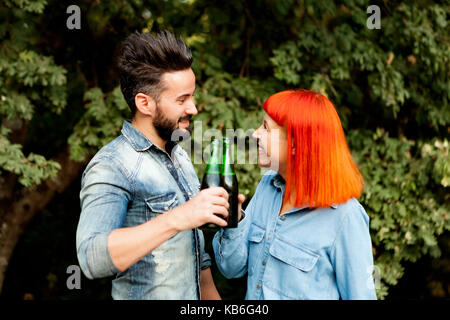 Les amateurs de couple toasting pour leur amour dans le paysage Banque D'Images