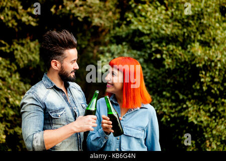 Les amateurs de couple toasting pour leur amour dans le paysage Banque D'Images