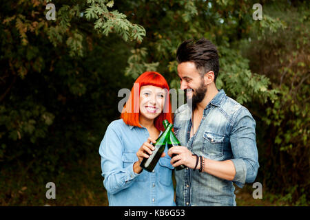 Les amateurs de couple toasting pour leur amour dans le paysage Banque D'Images