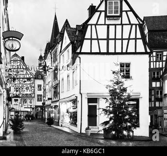 Vieille rue décorée pour Noël dans le centre historique de bernkastel-kues, Rhénanie-Palatinat, Allemagne. noir et blanc. Banque D'Images