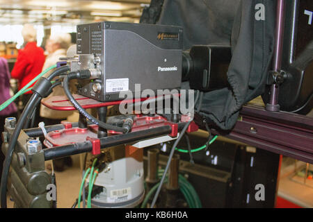 Appareil photo et prompteur équipement dans la salle de presse, à l'Ecosse Rapport BBC Scotland's Pacific Quay siège, Glasgow, Écosse Banque D'Images