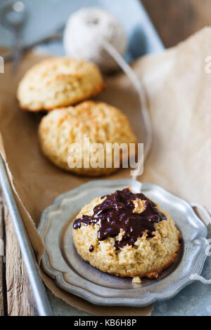 Coconut cookies placés sur un plateau d'argent et des bac. rustique - papier, métal, bois Banque D'Images