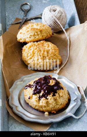 Coconut cookies placés sur un plateau d'argent et des bac. rustique - papier, métal, bois Banque D'Images