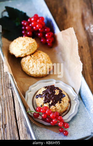 Coconut cookies placés sur un plateau d'argent et de bac. fait maison. décoré avec des tasses Banque D'Images