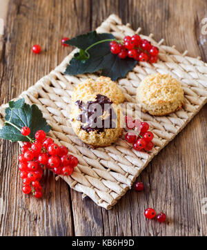 Coconut cookies placés sur un plateau d'argent et de bac. fait maison. décoré avec des tasses. Cookies Noix de coco fait maison sur une table en bois. Des pâtisseries . Banque D'Images