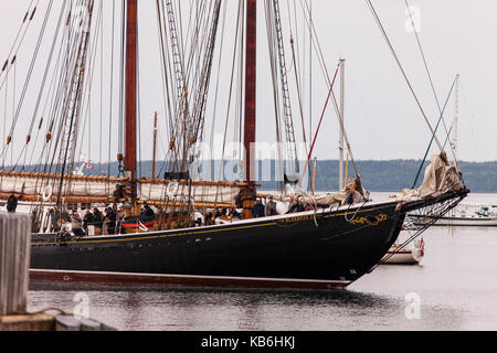 Le Bluenose II arrive à son port de Lunenburg (Nouvelle-Écosse) le 30 août 2017. Construit par Smith and Rhuland et il a été construit pour correspondre à l'original. Banque D'Images