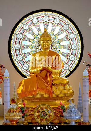 Statue de Bouddha en or avec la roue du Dharma à Wat Phasornkaew, un célèbre temple bouddhique, Thaïlande, Phetchabun Banque D'Images