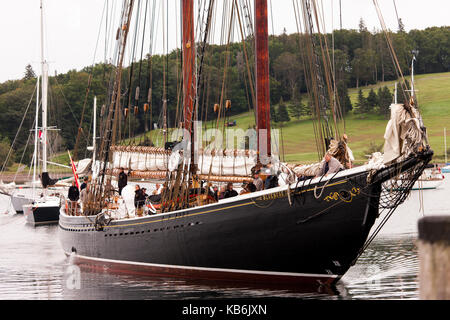 Le Bluenose II arrive à son port de Lunenburg (Nouvelle-Écosse) le 30 août 2017. Construit par Smith and Rhuland et il a été construit pour correspondre à l'original. Banque D'Images