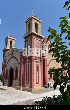 La chapelle de saint George à chlorakas, Paphos, Chypre, prises sous un ciel bleu clair. Banque D'Images