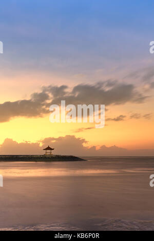 La plage de sanur, au lever du soleil, Bali, Indonésie Banque D'Images