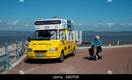 Ice cream van de Morecambe et scooter Banque D'Images