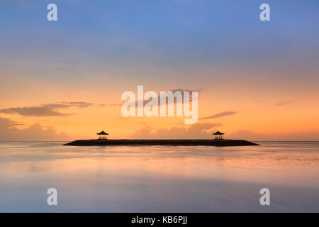 La plage de sanur, au lever du soleil, Bali, Indonésie Banque D'Images