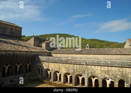 L'abbaye du Thoronet est une ancienne abbaye cistercienne construite en bâti à la fin du douzième (1176-1200).Vue sur le cloistrer Banque D'Images