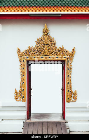 Porte de temple traditionnel et façade avant en Thaïlande Banque D'Images