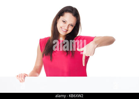 Portrait de jeune femme en robe rouge showing blank signboard isolé sur fond blanc Banque D'Images