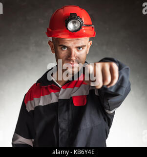 Portrait de mineur de charbon vers l'avant sur un fond sombre Banque D'Images