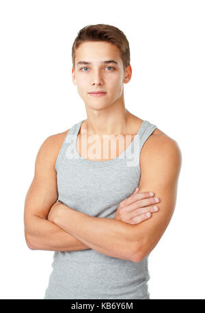 Portrait de jeune homme portant un t-shirt gris debout avec les mains pliées contre isolé sur fond blanc Banque D'Images