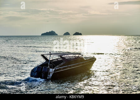 Bateau sur le coucher du soleil dans la mer. locations de contexte Banque D'Images