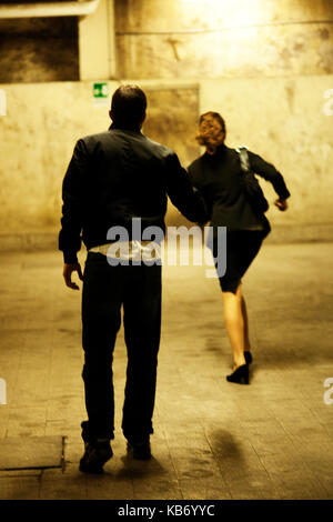 La peur situation dans un parking souterrain , femme homme crédit © luigi innamorati/sintesi/Alamy stock photo Banque D'Images