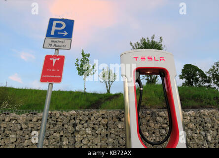 Innsbruck, Autriche - 18 mai : tesla supercharger gratuitement voiture électrique point de recharge le 18 mai 2016. Banque D'Images