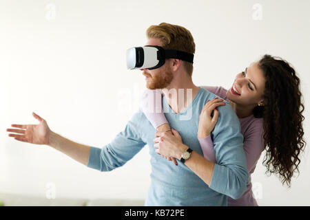 Attractive young couple essayant casque de réalité virtuelle Banque D'Images