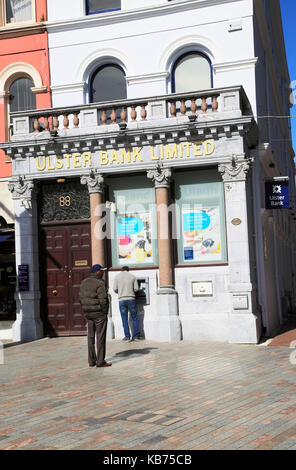 Ulster Bank Limited distributeur de machine, les clients à la ville de Cork, County Cork, Ireland Banque D'Images