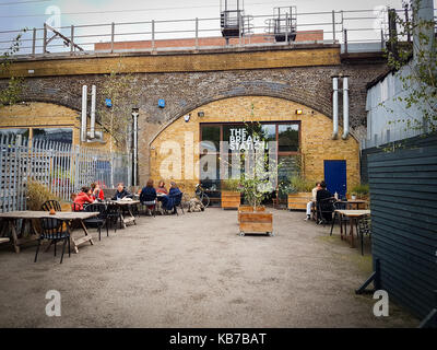 Londres, Angleterre - 16 septembre, 2017 ; style moderne café de quartier et le pain de boulangerie, pâtisserie danoise et café à Londres domaines arrea hack Banque D'Images