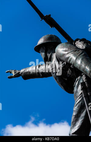 Monument commémoratif de guerre. Statue en bronze d'un soldat de la première guerre mondiale, avant d'atteindre le fusil à baïonnette sur son dos. Parc du château, Bridgnorth, Shropshire, au Royaume-Uni. Banque D'Images