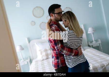 Jeune beau couple avoir moment romantique au lit Banque D'Images