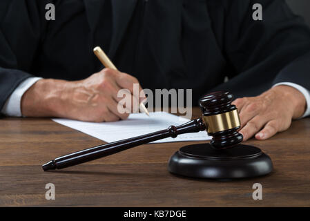 Portrait du juge écrit sur papier à table dans la salle d'audience Banque D'Images