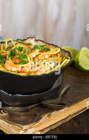 Noix de coco et crevettes - soupe de nouilles épicées laksa dans la cuisine peranakan Banque D'Images