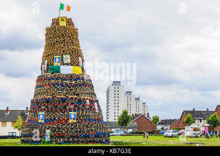 Belfast, Irlande du Nord. 11 juillet 2014 - Des feux de joie sont préparés pour la gravure pour 11 juillet célébrations, beaucoup étant orné d'affiches électorales Banque D'Images