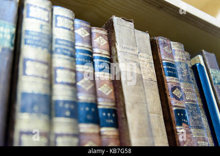 Old Irish théologie livres dans une bibliothèque spécialisée dans l'histoire de l'Irlande. Banque D'Images