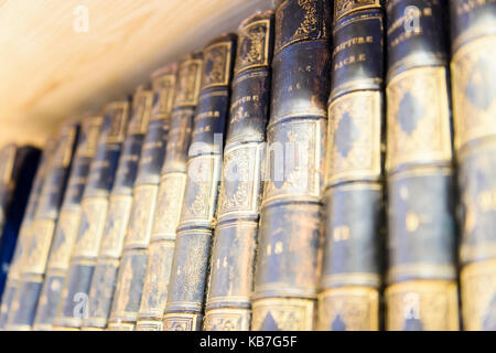 Old Irish théologie livres dans une bibliothèque spécialisée dans l'histoire de l'Irlande. Banque D'Images